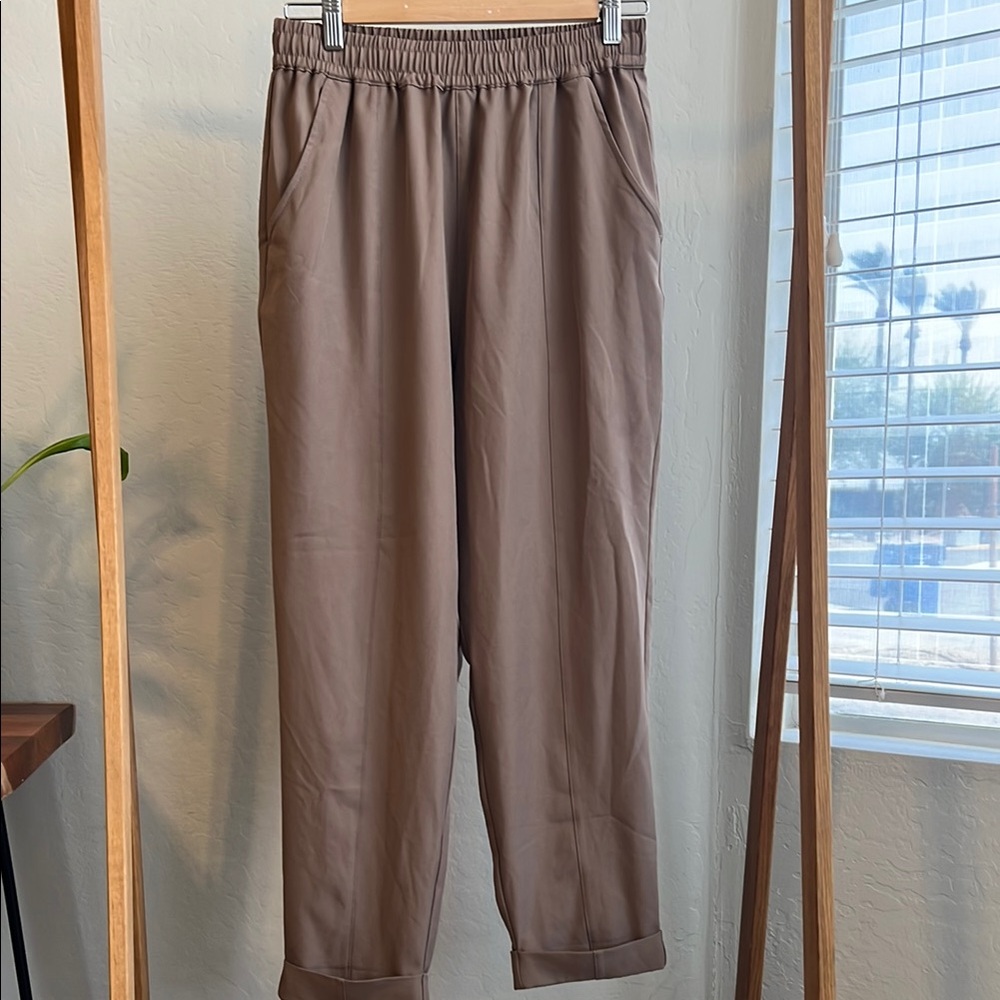 NWOT Varley Brown Track Pants with Elastic Waistband and Relaxed Fit